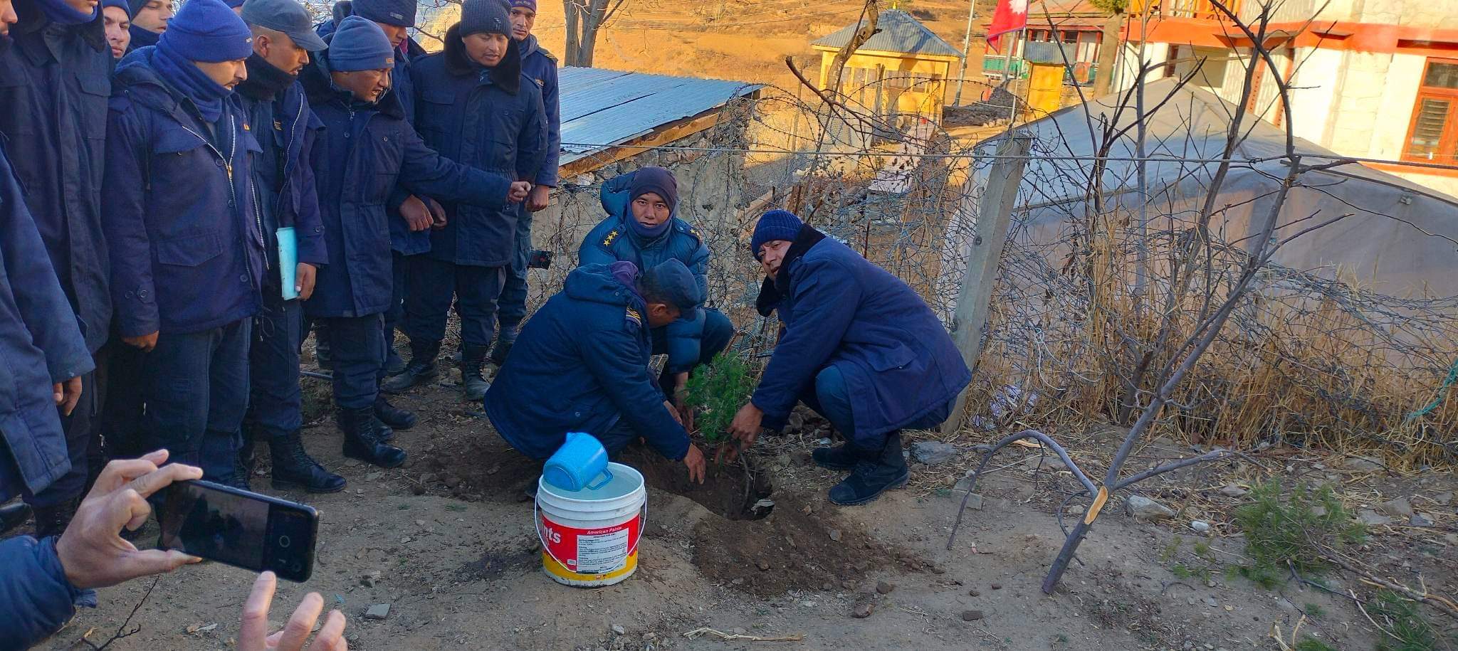 राष्ट्रिय प्रजातन्त्र दिवसको अवसरपारी हुम्ला प्रहरीद्धारा  वृक्षरोपण